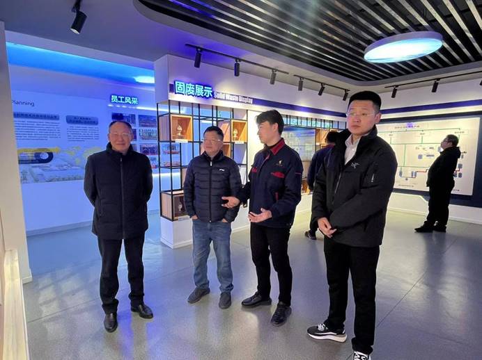 紫金環(huán)?？萍加邢薰镜浇ú墓究疾旖涣?></span></div>
								<h3>紫金環(huán)?？萍加邢薰镜浇ú墓究疾旖涣?/h3>
								<p>1月13日，紫金環(huán)保科技有限公司黃宜彬一行到建材公司考察交流。公司黨委書記王伍升，總經(jīng)理查全鋼以及建材公司相關(guān)負(fù)責(zé)人陪同。建材公司負(fù)責(zé)人詳細(xì)介紹了該公司膠凝材料的研發(fā)體系，技術(shù)服務(wù)模式和一體化運(yùn)維管理...</p>
							</div>
						</a>
					</li>
																				<li>
						<a href=