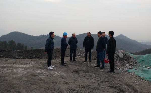 集團(tuán)公司黨委副書記、總經(jīng)理龔華東到矸石項(xiàng)目部視察 