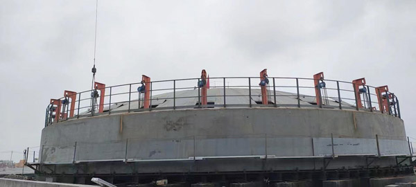 湖北宜昌和友硫酸倉儲(chǔ)物流新建項(xiàng)目首臺酸罐帽頂?shù)跹b成功